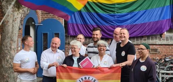 مسجد "ليبرالي" بألمانيا يثير ضجة ومن بدعه: الاختلاط في الصلاة ودعم المثليين